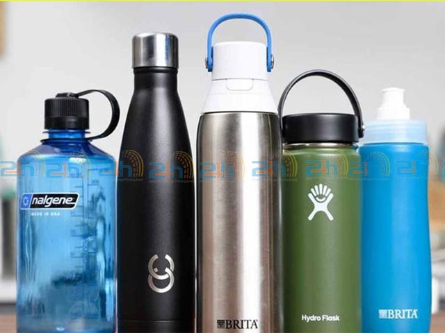 Bình nhựa vẫn luôn đứng vững trong dòng chảy bình nước giữ nhiệt