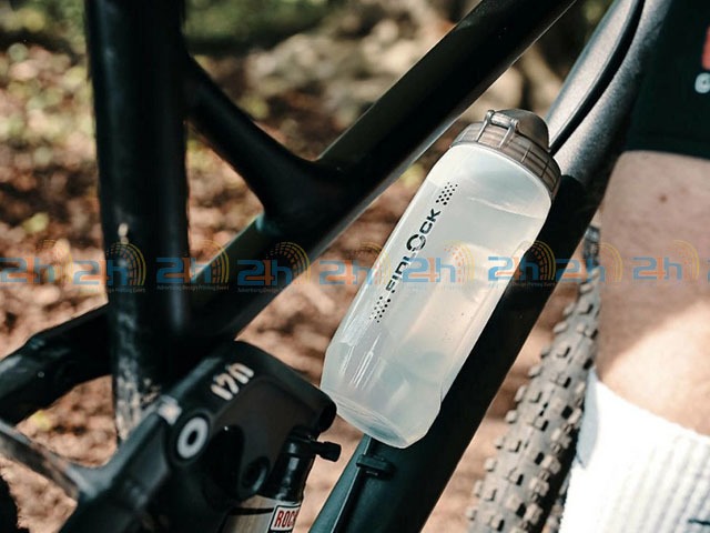 Bình nước thể thao với thiết kế tối giản nhưng sang trọng