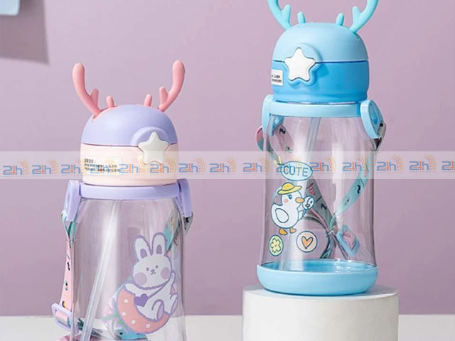 Thế giới đa sắc màu của bình nước nhựa sẽ đặc biệt thu hút các bé