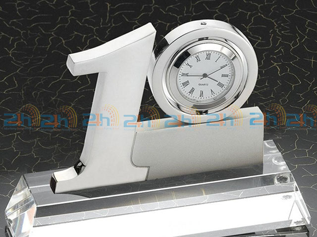Mẫu đồng hồ để bàn bằng pha lê dành tặng kỷ niệm 10 năm thành lập doanh nghiệp