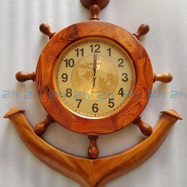 Mẫu đồng hồ treo tường bằng chất liệu gỗ cũng là quà tặng rất đẳng cấp