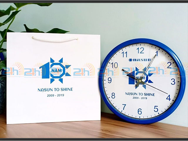 Chiếc đồng hồ in logo nhắc nhớ về doanh nghiệp