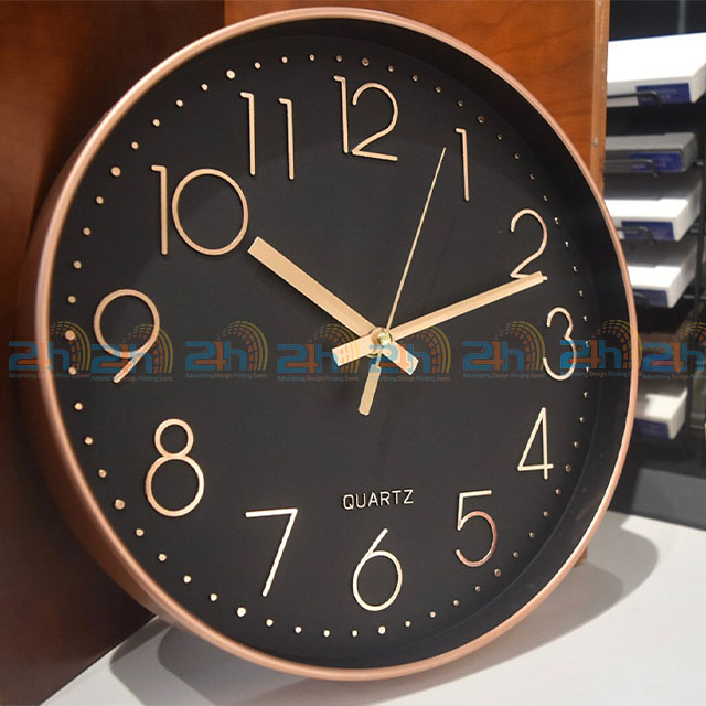 Mẫu đồng hồ treo tường đơn giản phù hợp làm quà tặng khách hàng thân thiết