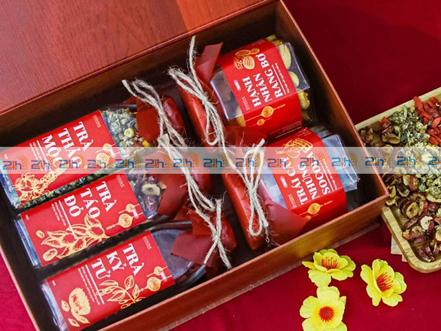 Gam màu đỏ chủ đạo đặc biệt nổi bật trong thiết kế quà tặng tết