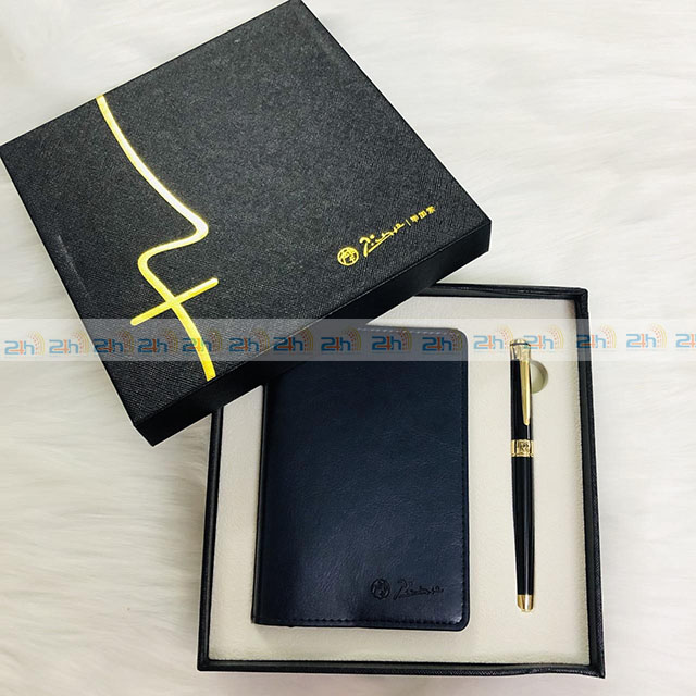 Sổ tay quà tặng kết hợp với một vài đồ vật tạo thành bộ giftset cao cấp dành tặng đối tác, khách hàng