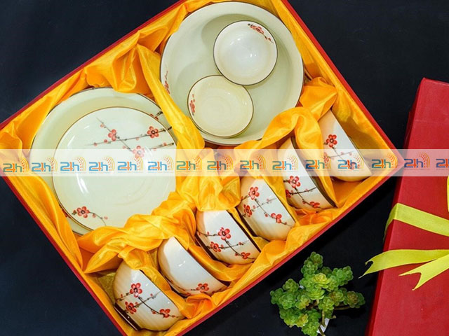 Bộ chén đĩa là mẫu quà tặng tết thiết thực cho đối tượng khách hàng nữ giới nội trợ
