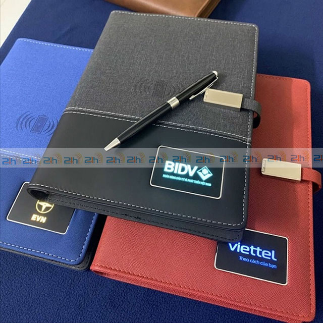 Sổ tay đa năng còn có màn hình led hiện đại trên bìa
