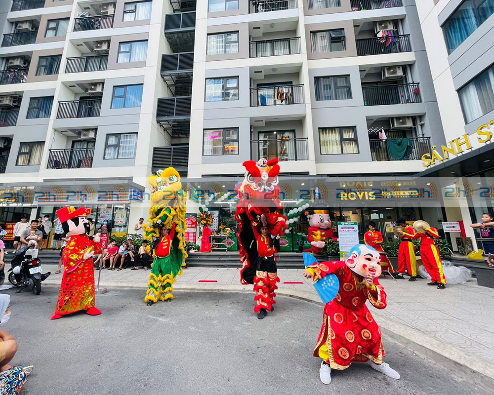 Múa lân hoạt náo kích thích sự tò mò và gây chú ý với nhiều người xem