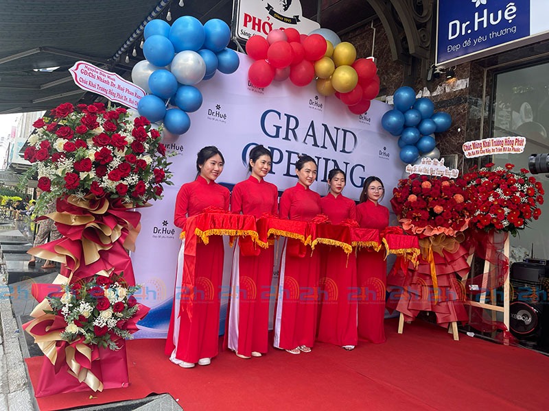 Đội ngũ PG đón đại biểu thực hiện nghi thức phát biểu khai mạc sự kiện