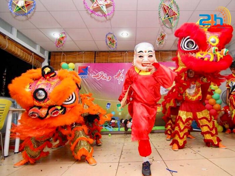 Chú tễu giúp kết nối đoàn lân trong không khí vui tươi